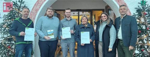 Bei der Auszeichnung stand das Projekt der Kur- und Gästeinformation Bad Feilnbach im Fokus, der (von links) Johann Ranhartstetter, Johann Obermeier, Raphael Wagner, Gertrud Eder, Stephanie Wimmer und Bürgermeister Anton Wallner beiwohnten.Foto Öko-modellregion