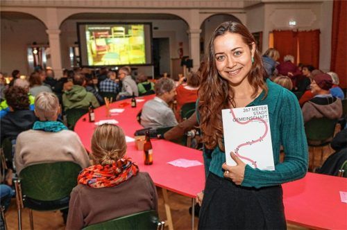 Bei der Jubiläums-Kunstsprechstunde von Helmut Mühlbacher im Vereinshaus in Traunstein stellte die junge Architektin Daniela Lockowandt ihre Idee eines monumentalen Tisches für den Maxplatz vor. Ihre Ideen und Konzepte für das Projekt „267 Meter Stadtgemeinschaft“ hat sie in ihrer Masterarbeit mit zahlreichen animierten Ansichten schriftlich festgehalten.Foto effner