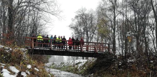 Bei einem Besuch am Wössner Bach erhalten die Teilnehmer der Veranstaltung Einblick in die praktische Arbeit des Traunsteiner Wasserwirtschaftsamtes. Foto Wasserwirtschaftsamt Traunstein