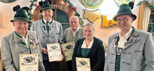 Bereits seit vielen Jahren sind (von links) Lorenz Ablinger (60 Jahre), Franz Eibel (25), Karl Noller (60) und Johanna Oberacker (50) Teil der Trachtler. Dafür erhielten sie eine Auszeichnung von Vorsitzendem Claus Reiter.Foto Reiter