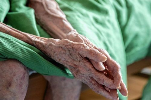 „Bis aufs letzte Hemd“ müssen pflegebedürftige Senioren all ihr Einkommen und Vermögen einsetzen, um ihren Heimplatz zu bezahlen. Was ihnen bleibt, ist ein Schonvermögen von 10 000 Euro pro Person. Erst wenn all ihre Lebensersparnisse aufgebraucht sind, springt der Sozialstaat ein und zahlt Hilfe zur Pflege. Foto dpa