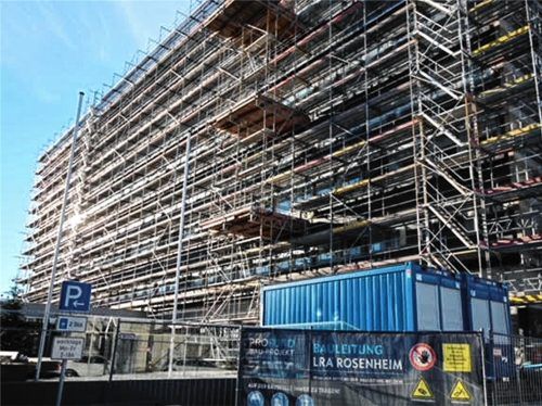 Bis Juni 2024 soll das siebte Obergeschoss des Landratsamt-Hauptgebäudes fertiggestellt sein.Foto Hadersbeck