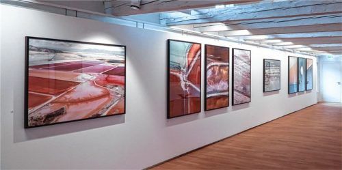 Blick in die Ausstellung in der Städtischen Galerie Traunstein im Kulturforum Klosterkirche. Foto effner