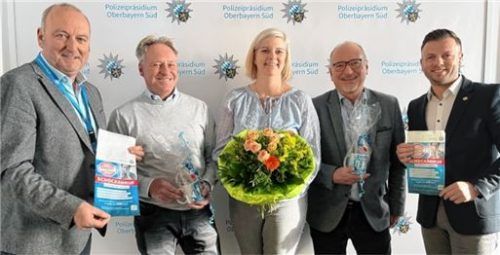 Brezen kaufen, Schockanrufe bekämpfen: Der Kriminalpolizeiliche Fachberater Karl-Heinz Busch (links) und der Präventionsbeauftragte des Polizeipräsidiums Anton Huber (rechts) freuen sich mit Vertretern der Bäckereien und der Druckfirma über den Start der Kampagne. Foto Polizeipräsidium Oberbayern Süd