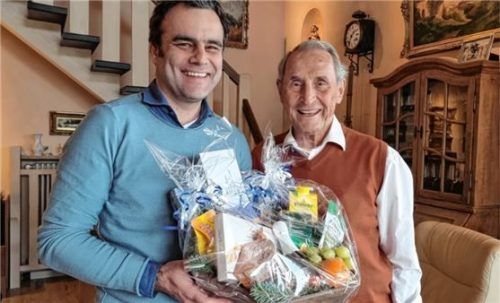 Bürgermeister Alois Loferer gratulierte Walter Bippus mit einem Präsentkorb.Foto Ammelburger