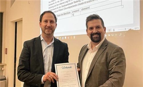Bürgermeister Christoph Vodermaier (links) überreichte Johannes Lang die Urkunde für seine neue zusätzliche Tätigkeit. Foto Kirchner