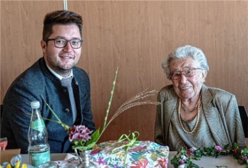 Bürgermeister Johannes Thusbaß gratulierte Barbara Schuster zum 100. Geburtstag, schließlich ist sie die einzige Pruttingerin mit diesem gesegneten Alter. Foto Thomae