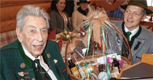 Bürgermeister Simon Frank (rechts) kam nach Sachrang, um Hans Pumpfer zum 95. Geburtstag persönlich zu gratulieren. Foto Rehberg