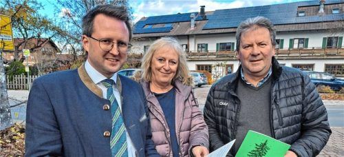Bürgermeister Stephan Schlier (links), Initiatorin Astrid Kotter und Stadtrat Rudi Gebhart warfen einen ersten Blick in die Hefte mit den Weihnachtsliedern, die in der Weihnachtsstube gesungen werden.Foto Hadersbeck