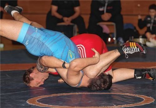 Christian Pribil (rotes Trikot), kämpfte selbst im Schwergewicht und formte in dieser Saison eine erfolgreiche Mannschaft. Foto TV Traunstein