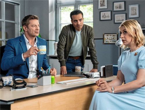 Christin Lange (Sarah Thonig, rechts) im Gespräch mit den Kommissaren Hansen (Igor Jeftic, links) und Kaya (Baran Hêvî, Mitte). Foto ZDF/Linda Gschwentner