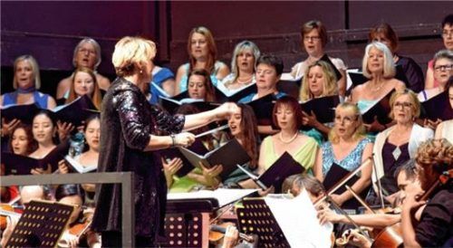 Cornelia von Kerssenbrock mit Festivalchor und -orchester.