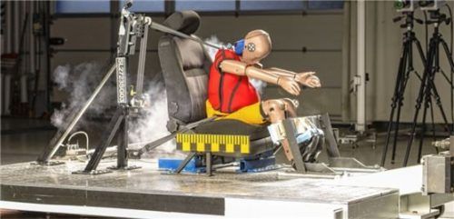 Crashversuch mit Gurtadapter für Schwangere auf dem Schlitten. Foto ADAC/Martin Hangen