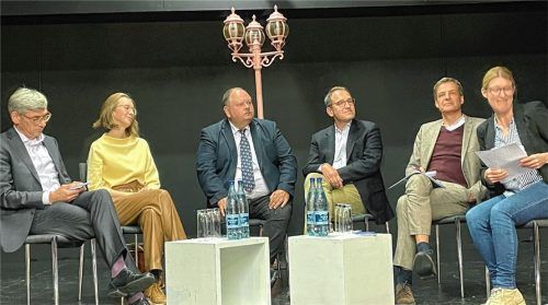 Dagmar Häfner-Becker (rechts) moderierte die Podiumsdiskussion mit (von links) Alexander Weber, Eva Lettenbaumer, Ralf Peter, Hanns Beese und Dr. Ulrich Karpenstein.Foto Thomas Risse