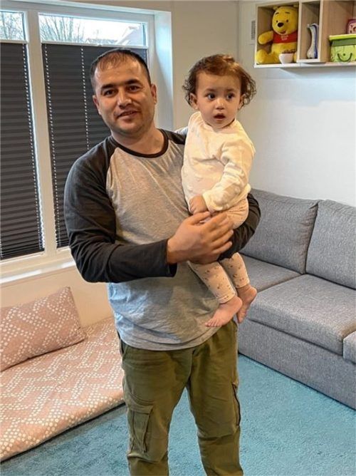 Daheim in Rosenheim: Rahims Tochter kam in München zur Welt. Der 28-jährige Afghane spricht gut Deutsch und will nun Berufsfahrer werden.