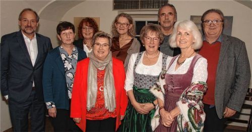 Dank für ihre langjährige gute Arbeit sagten Verleger Oliver Döser (links) und Betriebsratsvorsitzender Raimund Feichtner (rechts) den Betriebsjubilaren und frischgebackenen Rentnern (von links) Petra Przybyllok, Juliane Wehringer, Monika Lechertshuber, Karin Zehentner, Maria Stubenrauch, Hans-Jürgen Ziegler und Ingrid Polz.Foto Hadersbeck