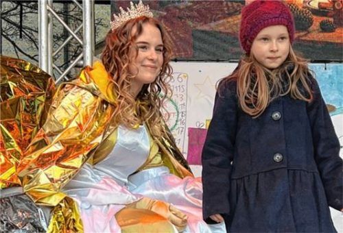 Das Christkind ist da: Die sechsjährige Fiona gehörte zu den vielen Kindern, die am Sonntag Schlange standen, um dem Christkind ihre Weihnachtswünsche anzuvertrauen.
