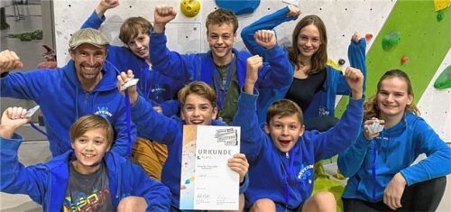 Das erfolgreiche Team mit (vorne, von links) Fritz Daxlberger, Noah Dierfeld, Sebastian Gräfe und Judith Eisermann sowie (hinten, von links) Stützpunktleiter Manfred Mauler, Valentin Kühn, Thomas Kaufmann und Jugendleiterin Manou Gareis. Foto SFG