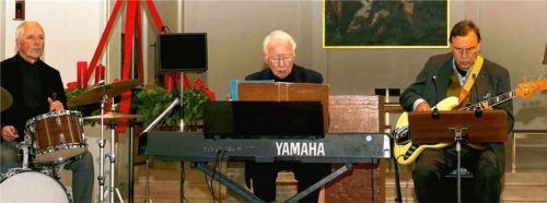 Das Jazztrio Prisma mit (von links) Michael Keul, Hubert Huber und Klaus G. Förg zauberte meditative Advents-Stimmung.Foto janka