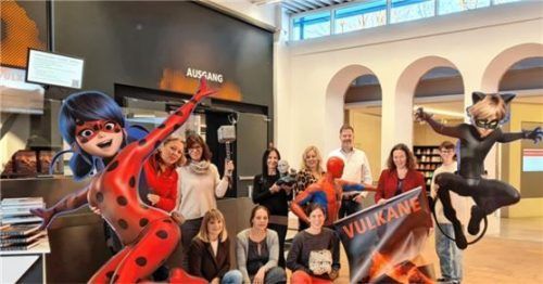 Das Lokschuppen-Team, (hinten, von links) Christiane Konhäuser, Christine Mayr, Brigitte Glas, Anja Schuster, Thomas Wagner, Jennifer Morscheiser, Paulina Bosello sowie (vorne, von links) Elena Sangl, Martina Mayrhofer und Laura Thiemann, freut sich auf „Heldinnen & Helden“.Foto re