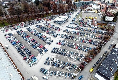 Das Parken auf der Loretowiese wird 2024 kostenpflichtig – das hat die Stadt Rosenheim im Jahr 2023 nach langen Diskussionen entschieden. Foto re