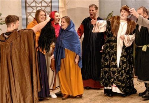 David hat Goliath besiegt und zeigt dem begeisterten Volk seine „Trophäe“.Foto  Schmidt