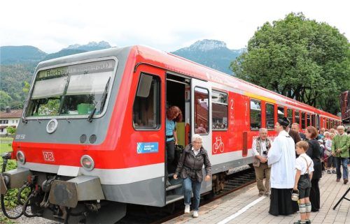 Der Ausstieg aus der Chiemgaubahn soll nach dem Wunsch der Gemeinde Aschau in Zukunft für die Passagiere einfacher werden. Der Bahnsteig soll angehoben und barrierefrei gestaltet werden. Unser Bild entstand 2016 bei einer Zugtaufe. Foto archiv/Rehberg