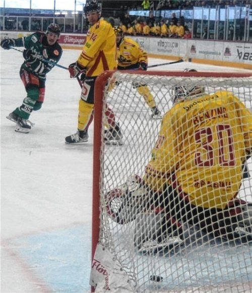 Der erste Treffer für Chris Dodero (links), der gegen Freiburg zur 3:2-Führung traf. Foto Franz Ruprecht