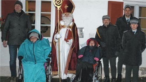 Der heilige Nikolaus mit den Kindern aus dem Würzburger Haus, Bürgermeister Simon Frank (links) und den Soldaten der dritten Kompanie des Gebirgsjägerbataillons 231 aus Bad Reichenhall.Foto Rehberg