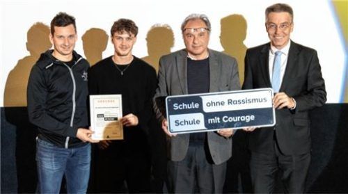 Der Kapitän der Starbulls Rosenheim, Dominik Daxlberger (links), gratuliert Schulsprecher Dominik Köck (Zweiter von links) und Schulleiter Randolf John (Zweiter von rechts) zur Ehrung. Pate war auch Landrat Otto Lederer (rechts). Foto  Starbulls Rosenheim
