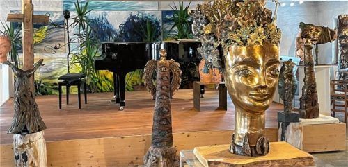 Der obere Stock des Ateliers von Antje Tesche-Mentzen vereint Musik und Kunst.Foto kirchner