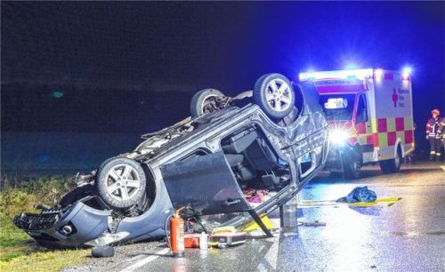 Der Pkw landete auf dem Dach.
