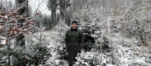 Der Revierförster Ulrich Guggenberger in seinem Wald von Sachrang bis fast Seeon-Seebruck. Foto Kirchner