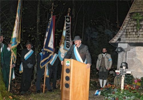 Der Vorsitzende der KSK Sachrang, Bernd Wagner, bei seiner Ansprache zum Volkstrauertag an der Sachranger Kriegergedächtniskapelle. Foto  Rehberg