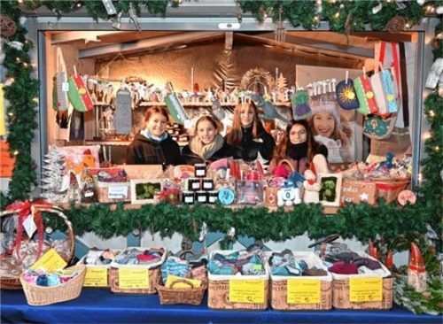 Die angebotenen Produkte haben die Schülerinnen der Mädchenrealschule selbst hergestellt. Foto Schlecker