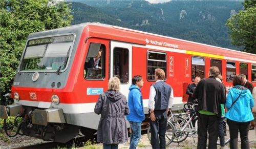 Die Aschauer Chiemgau-Bahn fährt seit 1878, also seit 145 Jahren, mehrmals täglich auf der Nebenstrecke Prien – Aschau. Kann die Bahn künftig über Prien hinaus nach Rosenheim fahren? Diese Frage stellte sich dem Aschauer Gemeinderat. Foto Rehberg