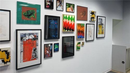 Die Bandbreite der ausgestellten Techniken und Kunstwerke im Foyer 33 liefert frischeImpulse für die hiesige Kunstszene. Foto Friedrich
