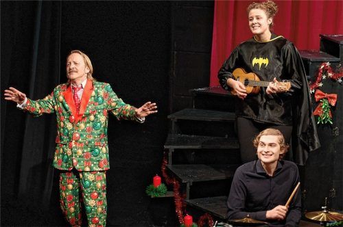 Die drei völlig überdrehten Krippenspieler Theodor (Hilmar Henjes), Bernie (Rosalie Schlagheck) und Tim (Andreas Hagl).Foto Flamm