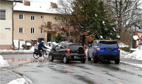 Die Einmündung der Wasserburger in die Salzburger Straße in Schloßberg ist nicht nur Gefahrenquelle, sondern auch immer wieder Stauauslöser. Foto Peter Schlecker