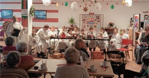Die Engelwerkstatt des Christkindls bereitete den Senioren viel Vergnügen. Foto  Redl