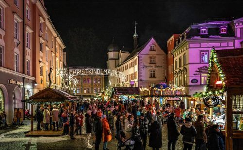Die erste Hälfte des Christkindlmarkts in Rosenheim war trotz Schneechaos ein voller Erfolg. Foto Nitzsche