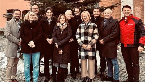 Die Förderer der Spendenaktion: (von links) Danon Crnjac, Barbara Theis, Thomas Töpfer, Harald Mader, Marina Kaiser, Dr. Dr. Helmut Schmidt, Oberbürgermeister Andreas März, Irmgard Hutter-Nicolosi, Stadtdirektor Michael Keneder, Diethard Schinzel und Frank Pauler.Foto stadt Rosenheim
