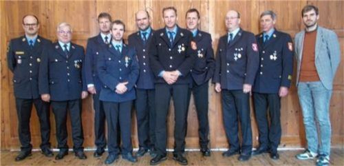 Die geehrten Aktiven: (von links) KBM Franz Aichinger, Kommandant Erich Turetschek, Paul Unterseher, Kassenprüfer Markus Lankes, Sebastian Kreidl, Wolfgang Gasbichler, Hans-Peter Steindlmüller, Zweiter Kommandant Josef Baumgartner, KBI Martin Gruber und Bürgermeister Simon Hausstetter.Foto Böck