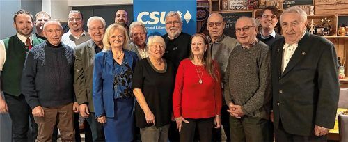 Die Geehrten des CSU-Ortsverbandes Kolbermoor: (von links) Tobias Müller, Christian Wagner, Albert Hamberger, Martin Schneider, Gerhard Duschl, Irmengard Gruber, Michael Kohnle, Günter Gruber, Anneliese Duschl, Landtagsabgeordneter Sebastian Friesinger, Angelika Fabian, Walter Mues, Georg Schild, der neue Träger der goldenen Ehrennadel der CSU, Ortsvorsitzender Leonhard Sedlbauer und Heinz Schwaiger. Foto Artmann