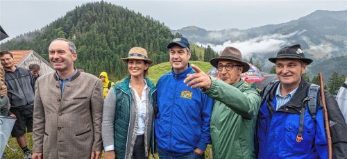 Die Hauptalmbegehung im Arzmoos geriet zum politischen Gipfeltreffen: Bayerns stellvertretender Ministerpräsident Hubert Aiwanger (von links), Bayerns Landwirtschaftsministerin Michaela Kaniber, Ministerpräsident Markus Söder und Bundeslandwirtschaftsminister Cem Özdemir hörten sich zusammen mit Josef Glatz, Vorsitzender des Almwirtschaftlichen Vereins Oberbayern, die Sorgen der Almbauern an. Özdemir gab dabei grünes Licht für den Abschuss von Wölfen. Foto dpa