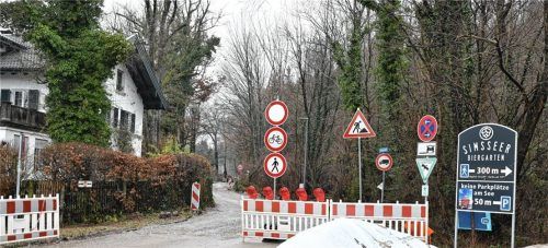 Die Krottenmühlstraße am Simssee ist über den Winter nur für Anwohner zu benutzen. Foto Peter Schlecker