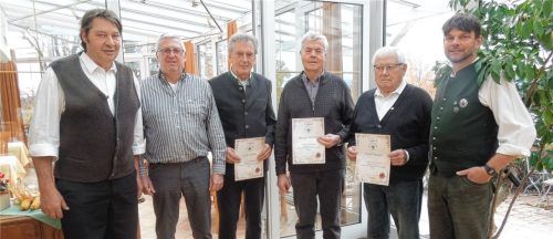 Die langjährigen Vereinsmitglieder mit den Vereinsvorständen: (von links) Zweiter Vorsitzender Stefan Mayer, Dieter Herrmann, Josef Zeller, Georg Holzner, Josef Kaiser sowie Vorsitzender Thomas Aschauer.Foto Sollinger