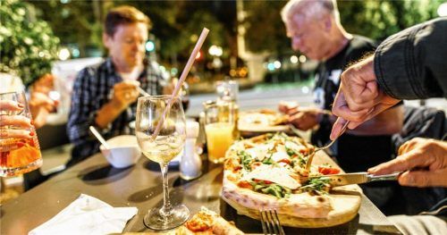 Die Mehrwertsteuer auf Speisen in Restaurants und Cafés soll im kommenden Jahr wieder auf 19 Prozent steigen. Wirte schlagen Alarm – sie sehen ihre Existenz bedroht, weil viele Gäste ausbleiben könnten. Foto dpa