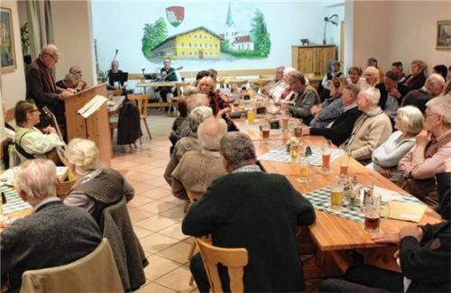 Die Mitglieder des Historischen und Heimatvereins Pang hörten gespannt einem Vortrag zu. Foto Knarr
