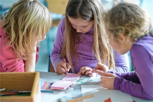 Die Mittagsbetreuung hat Aschau dem Diakonischen Werk Rosenheim übertragen. Sie gewährleistet eine verlässliche Betreuung. Foto dpa